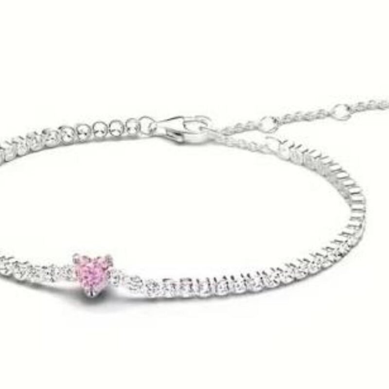 سوار فضي يزينه قلب أحمر